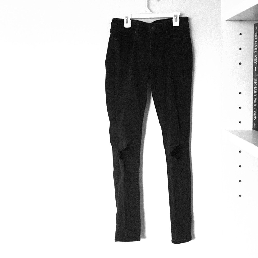 Ripped Knee Lowrise Black Levi’s Jeans